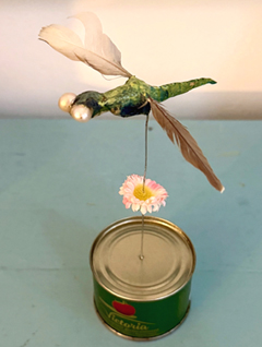 Tamar Rubinstein, Libelle met madeliefje, 135 euro, Gemengde techniek met tomatenpureeblikje, 16x15 cm