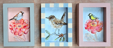 Aline Sprokkereef, Drieluik met winterkoning-mus en koolmees, 90 euro, Acryl op paneel in lijstje, Set van 3 werkjes 5x8 cm