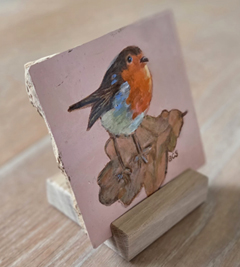 Aline Sprokkereef, Roodborstje met eikenblad, 185 euro, Acryl op handgebakken tegel (incl ophangsysteem en blokstandaardje), 10x10 cm