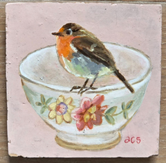 Aline Sprokkereef, Roodborstje op kopje, 185 euro, Acryl op handgebakken tegel (incl ophangsysteem en blokstandaardje), 10x10 cm