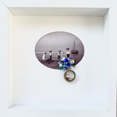 Renee Toonen, Stranddag 1920, 145 euro, Vintage afbeelding met swarovski glas en zoetwaterparels en medallion met schelpen in diepe lijst,  25x25 cm