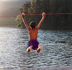 Annette van Waaijen, Jump 10, 275 euro, Foto op canvas met borduurwerk in lijst, 15x15 cm