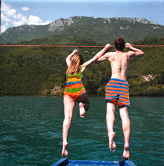 Annette van Waaijen, Jump 2, 275 euro, Foto op canvas met borduurwerk in lijst, 15x15 cm