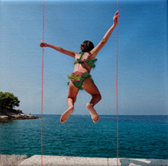 Annette van Waaijen, Jump 6, 275 euro, Foto op canvas met borduurwerk in lijst, 15x15 cm