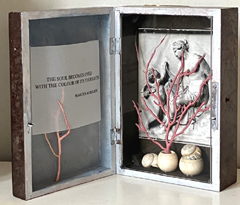 Antje Weber, The soul becomes dyed, 130 euro, Mixed media met koraal en ivoor, 15x20x4 cm