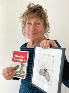Barbara Wichers Hoeth met 'Stadse Beestjes' van Remco Daalder. Illustraties van haar hand. 