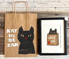 Yvonne Zomerdijk, Kat in de zak, 50 euro, Linoleum snede in zwarte lijst in papieren zak, 20x15 cm